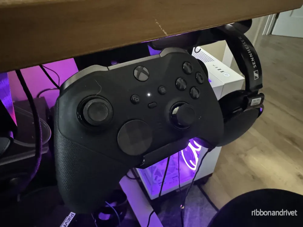 Laddningsställ för Xbox Elite-kontroll under skrivbordet