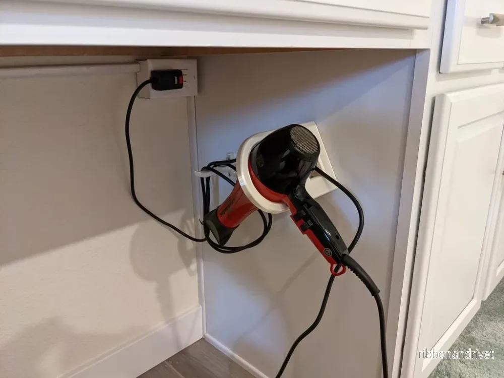 Sidomonterad hårtorkhållare med kabelkrok