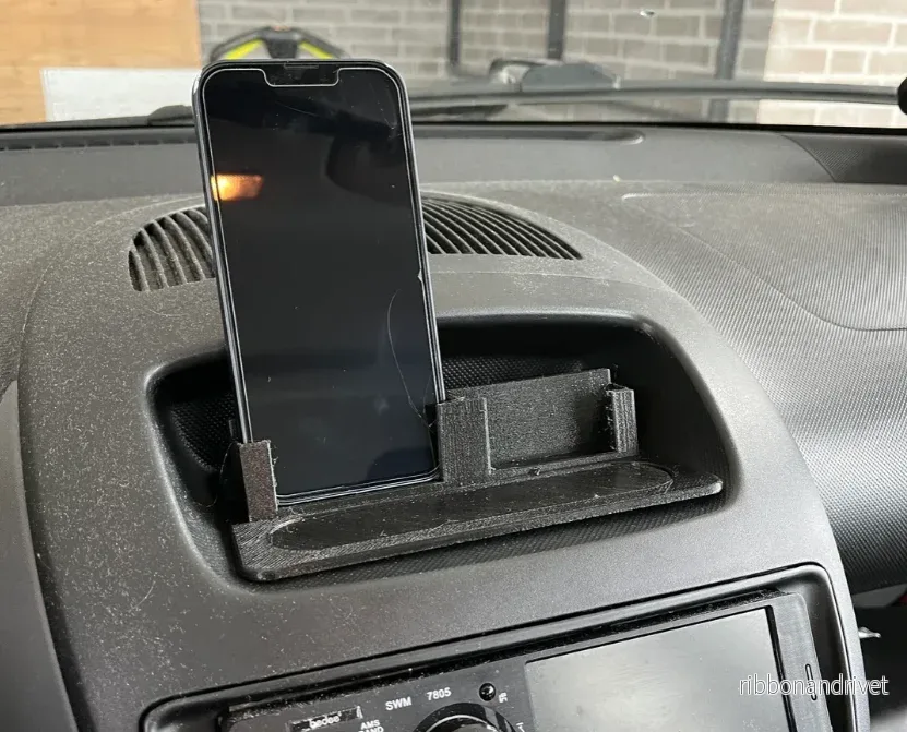 Biltelefonhållare för Toyota Aygo, Peugeot 107, Citroen C1 (2005-2018 modeller) – iPhone 12/13/14 & iPhone 12/13 mini Biltelefonhållare för Toyota Aygo, Peugeot 107, Citroen C1 (2005-2018 modeller) – iPhone 12/13/14 & iPhone 12/13 mini