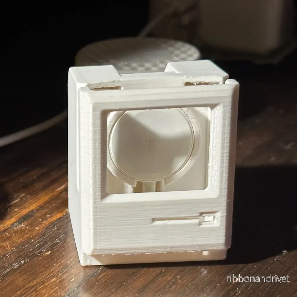 Apple Watch laddningsdocka i retro Macintosh-design (förbättrad för 42 mm) Apple Watch laddningsdocka i retro Macintosh-design (förbättrad för 42 mm)