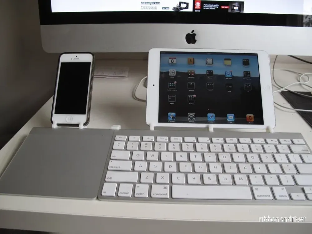 Enkelt stativ för iPhone och iPad med integration för Apple Wireless Keyboard och Trackpad Enkelt stativ för iPhone och iPad med integration för Apple Wireless Keyboard och Trackpad