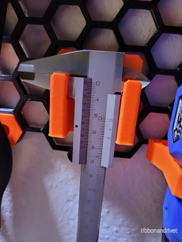 Bromsokhållare för förvaringsvägg med honeycomb-funktion