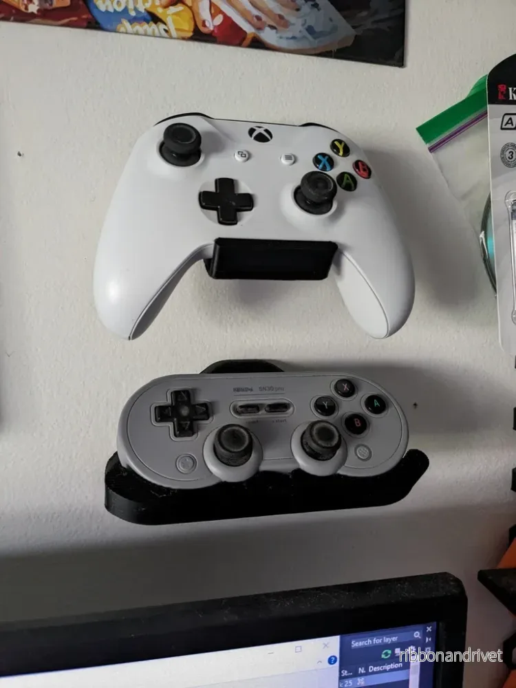 Enkelt väggfäste för spelkontroller (Xbox One och 8BitDo SN30Pro) Enkelt väggfäste för spelkontroller (Xbox One och 8BitDo SN30Pro)