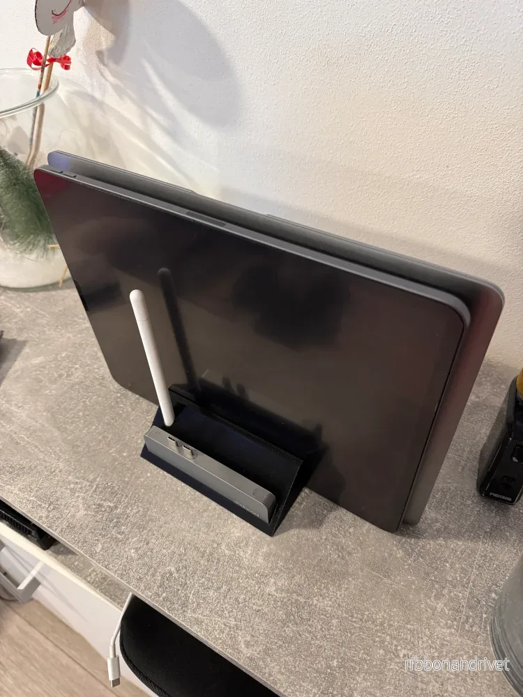 Hållare för MacBook Air, iPad Pro, Apple Pencil och portreplikator
