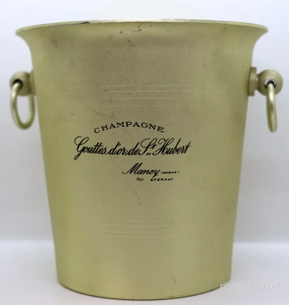 Olika Champagne- och vinkylare i vintagedesign