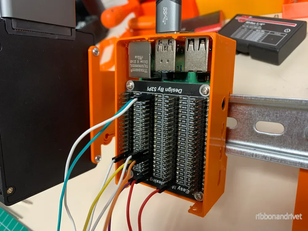 DIN-skenefäste för Raspberry Pi 4B DIN-skenefäste för Raspberry Pi 4B