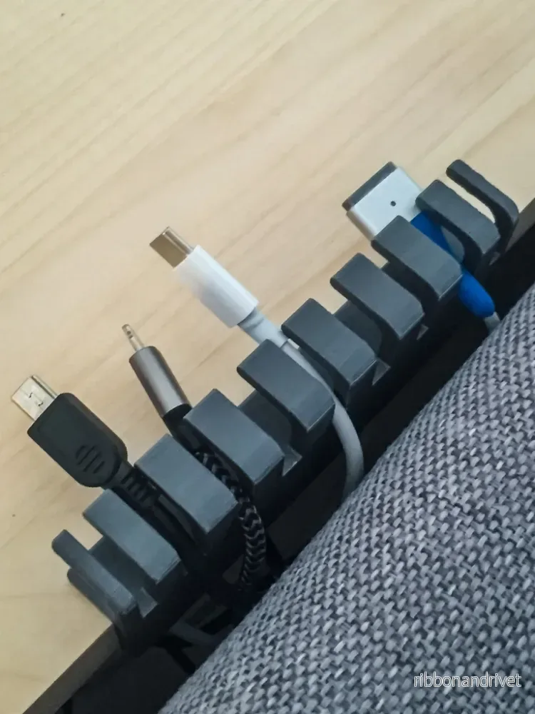 Kabelhållare med klämma för bordsskiva