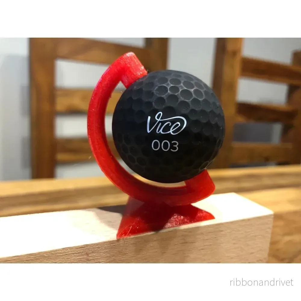 Kompakt hållare och display för golfboll