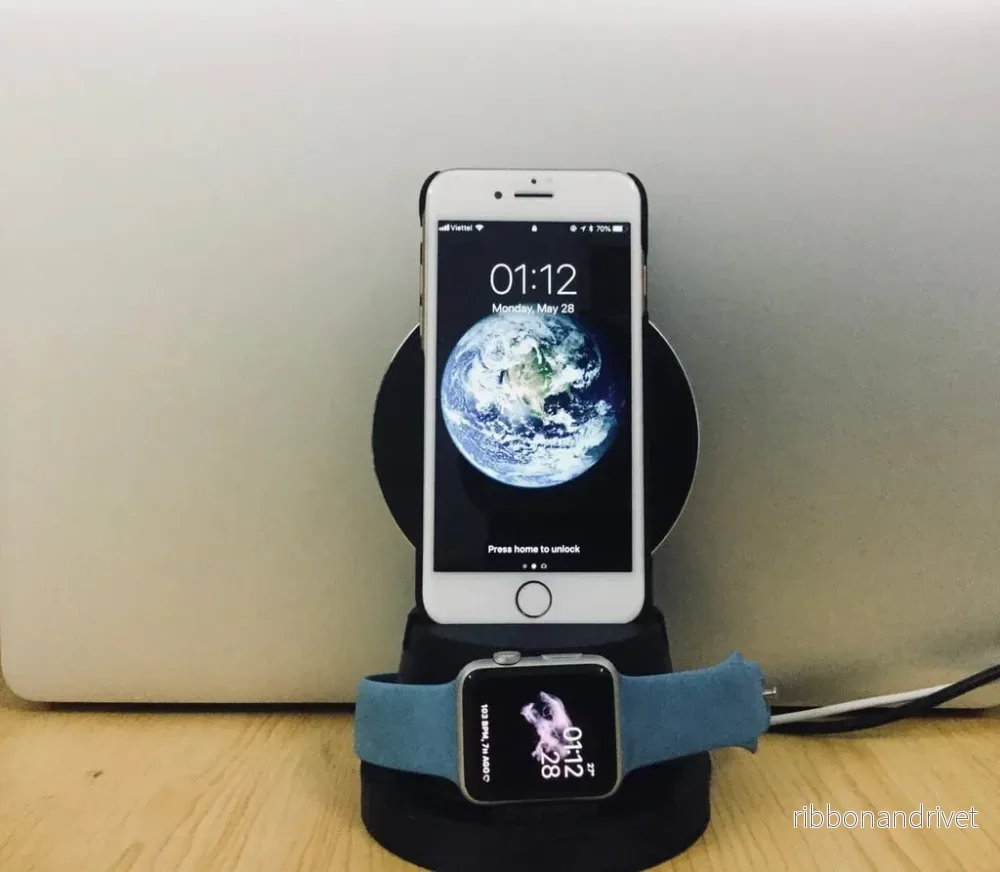 Laddningsdocka för iPhone och Apple Watch med stöd för trådbunden och trådlös laddning Laddningsdocka för iPhone och Apple Watch med stöd för trådbunden och trådlös laddning