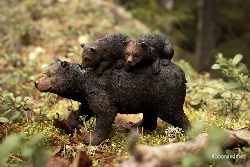 Björnmamma med ungar på ryggen - Bild 3