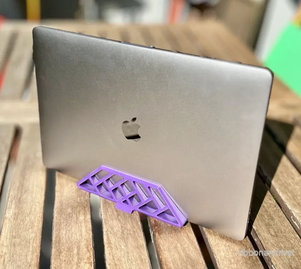 Vertikalt skrivbordsstativ för MacBook Pro (TouchBar) i clamshell-läge