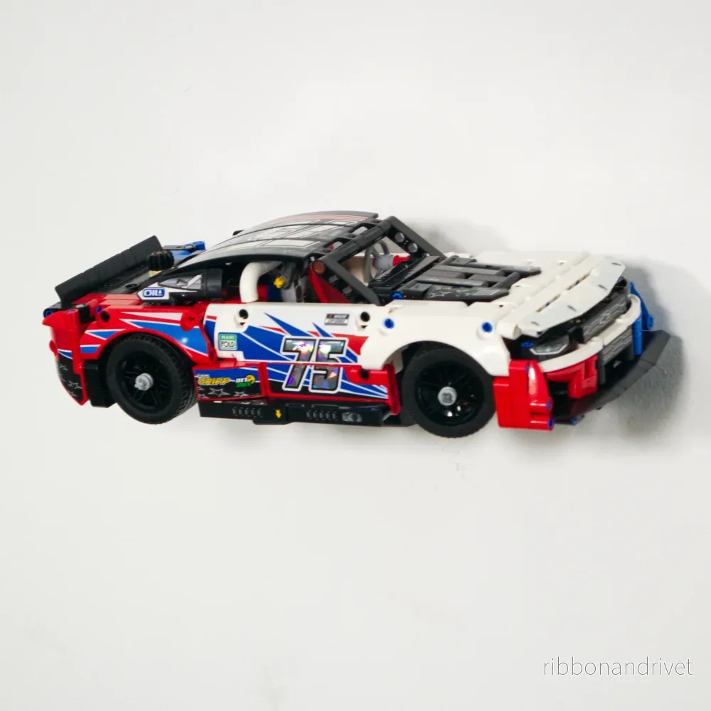 Väggfäste för Technic Nascar Chevrolet Camaro 42153 - Bild 3