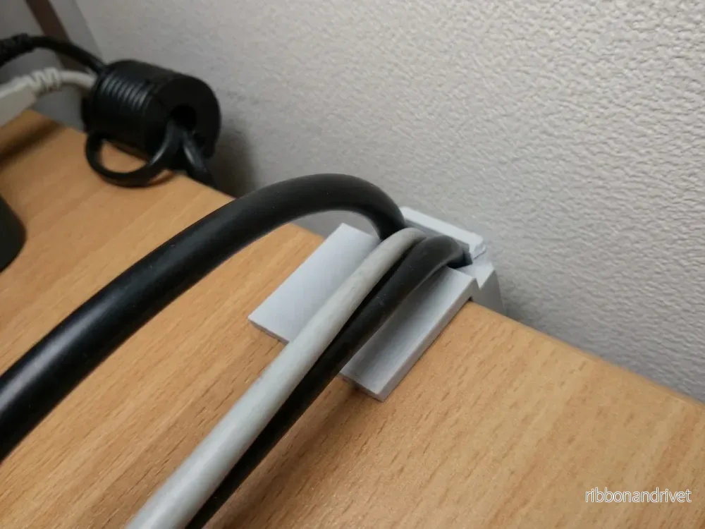 Kabelhållare med klämma för skrivbord