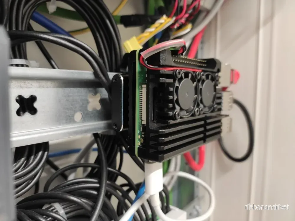 DIN-skenefäste för Raspberry Pi 4 med Armor-hölje