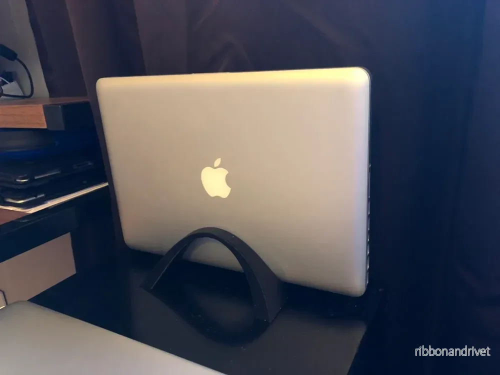 Elegant böjt laptopstativ REMIX - För MacBook Pro och andra bärbara datorer (175x120mm)