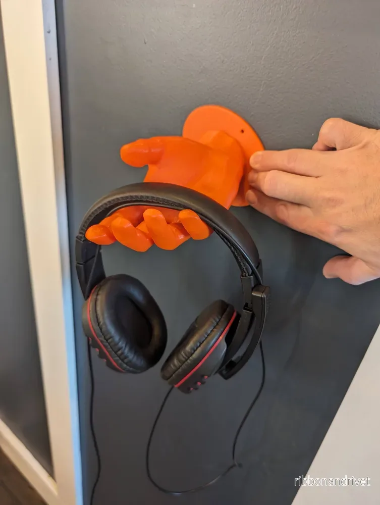 Väggmonterbar hörlurshållare i handform