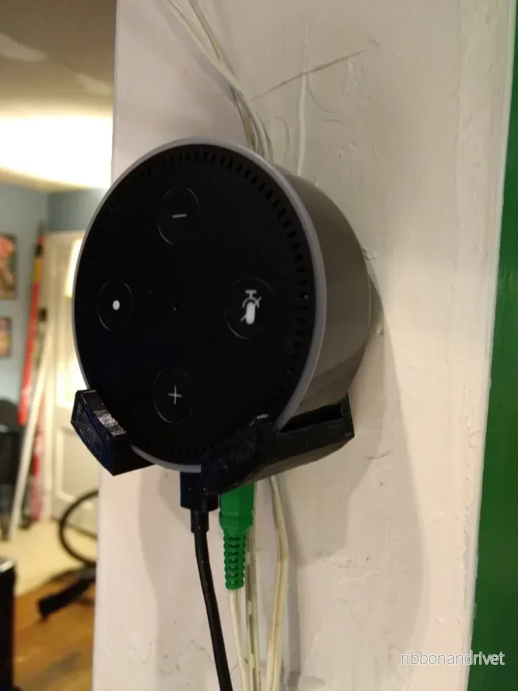 Väggfäste för Amazon Echo Dot med integrerad kabelhantering Väggfäste för Amazon Echo Dot med integrerad kabelhantering