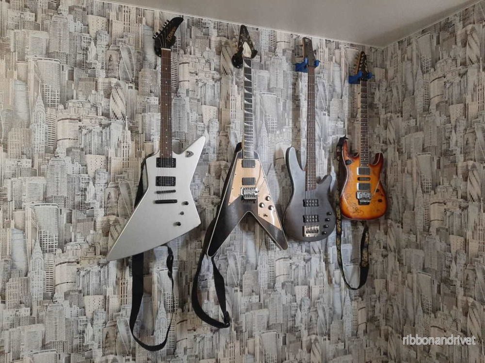 Väggmonterad gitarrhängare v2