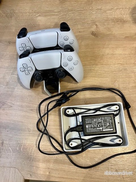 PlayStation 5 DualSense Laddningsstation Adapterhållare PlayStation 5 DualSense Laddningsstation Adapterhållare