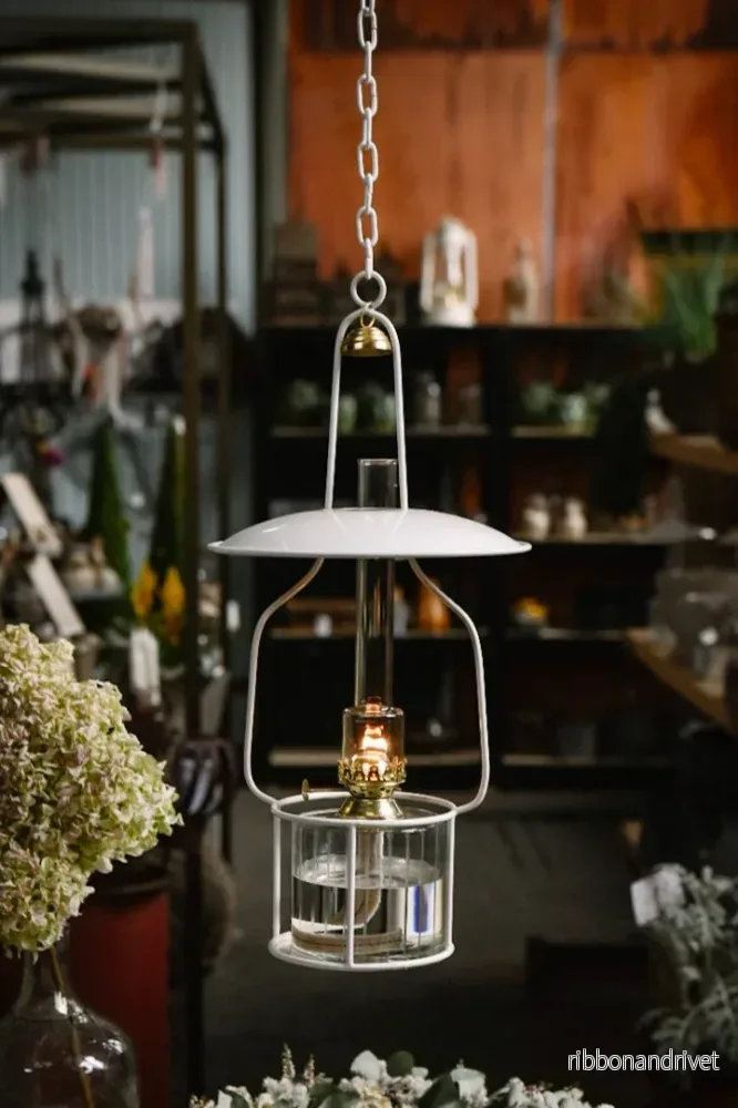 Hängande fotogenlampa, vit med mässingsdetaljer