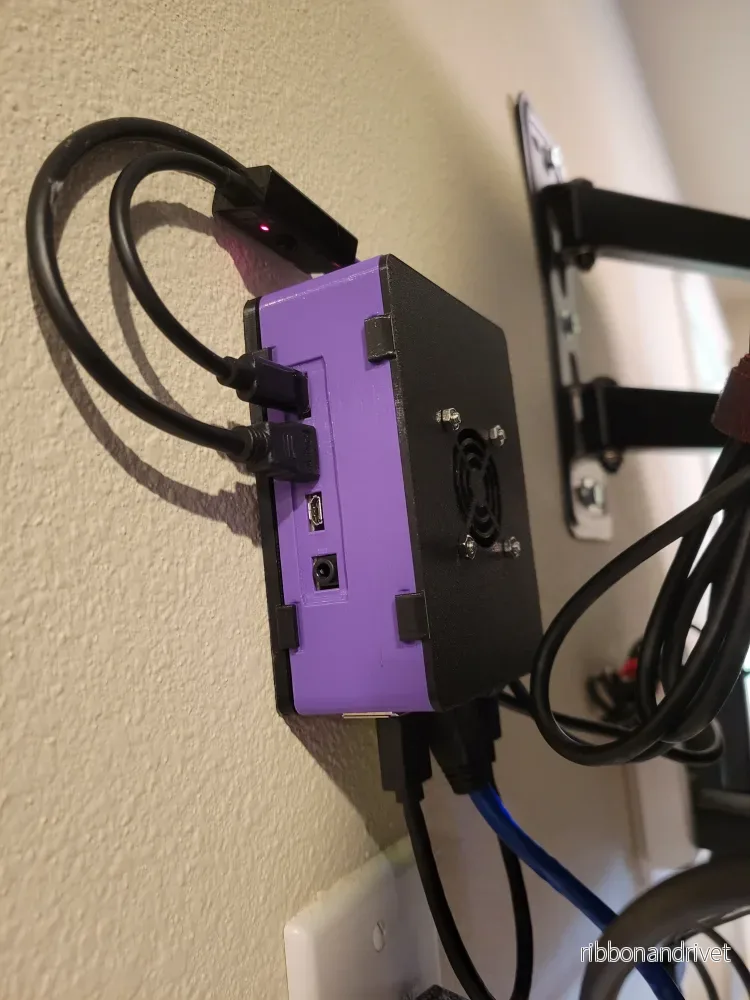 Raspberry Pi 4 Väggmonteringsfodral med m.2 SSD Bay Raspberry Pi 4 Väggmonteringsfodral med m.2 SSD Bay