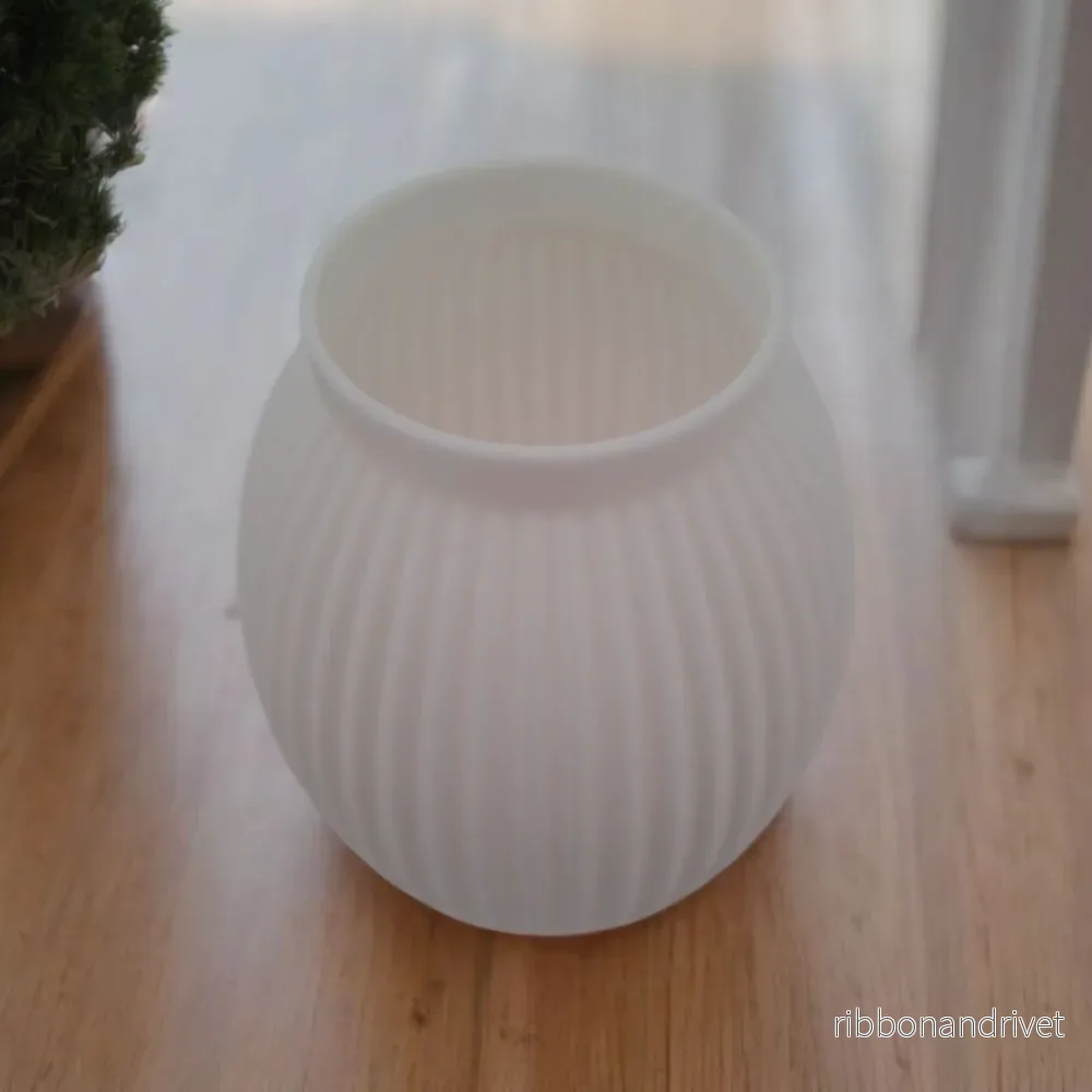 Modern vit vas med ribbade detaljer