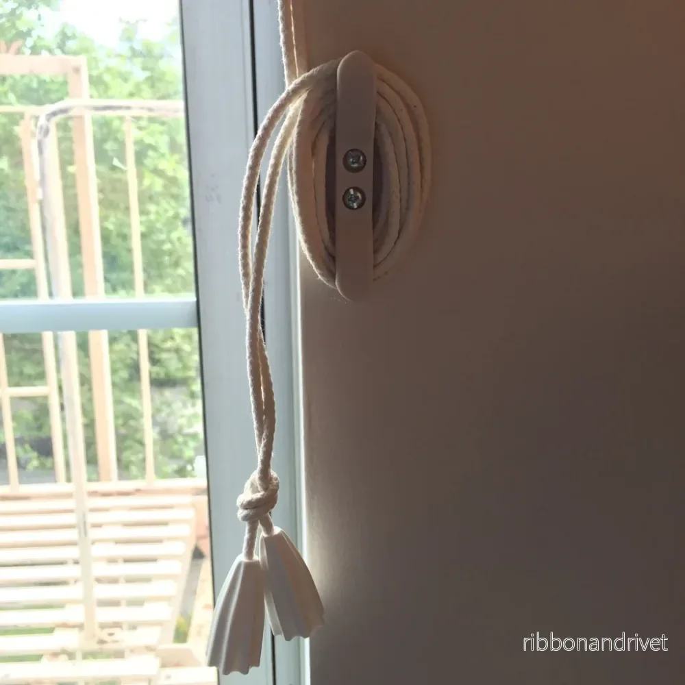 Väggmonterad Cord Pull Wrap för gardiner