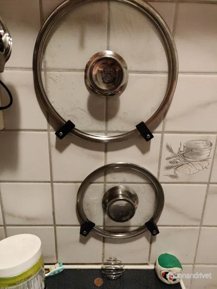 Väggmonterad grytlockshållare