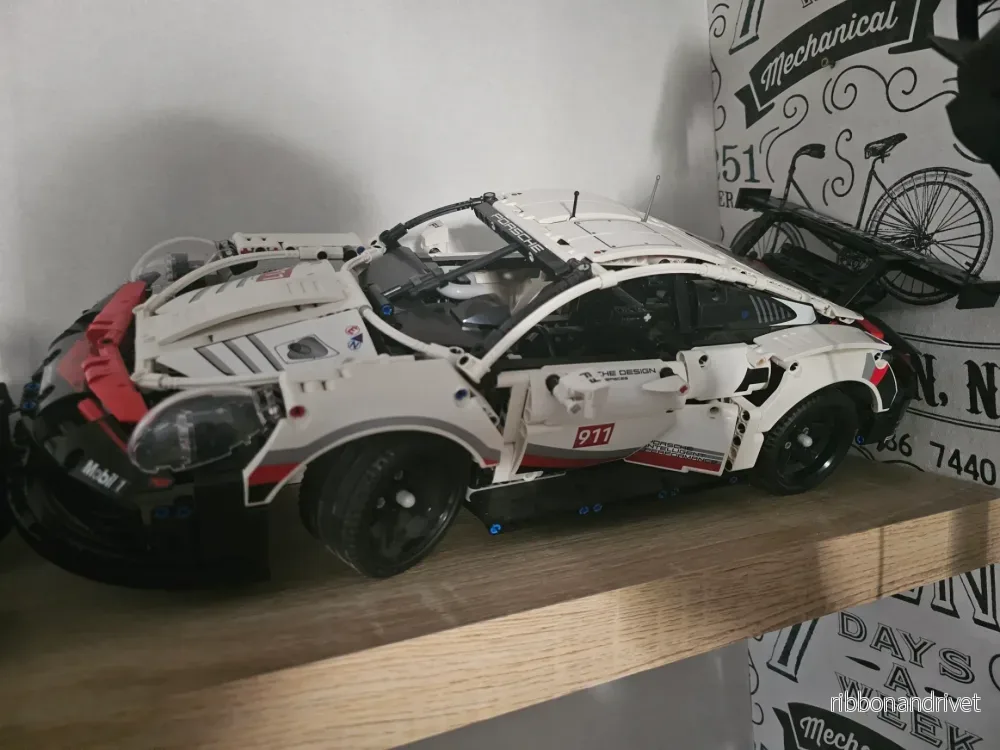 3D-utskrivbart displayställ för LEGO Technic Porsche 911 RSR (42096) 3D-utskrivbart displayställ för LEGO Technic Porsche 911 RSR (42096)