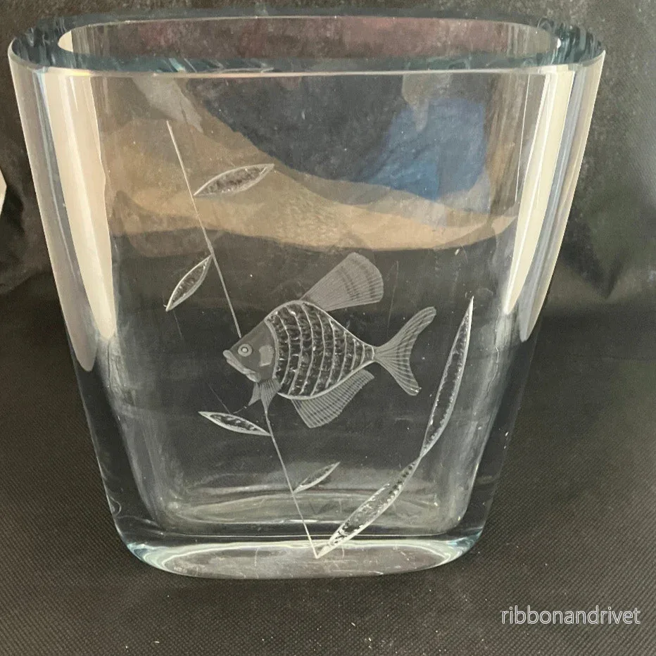 Glasvas från Strömbergshyttan. Glasvas från Strömbergshyttan.