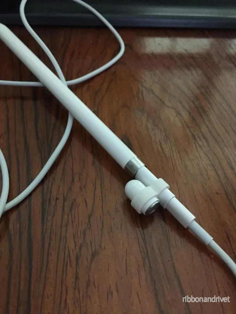 Praktisk hållare för Apple Pencil-lock och Lightning-adapter - Bild 2