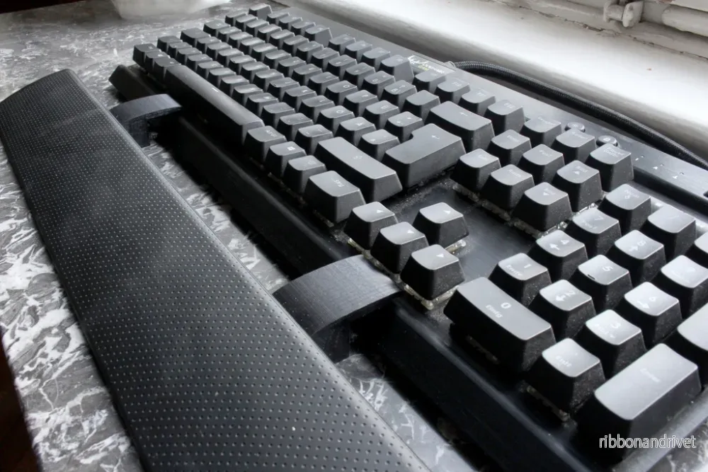 Avståndsstycke till Corsair K70 K65 handledsstöd - Bild 2