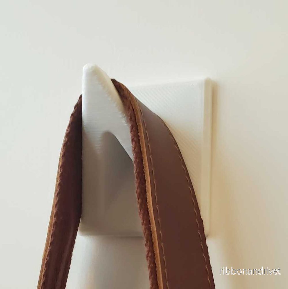 Enkla väggkrokar i tre storlekar (S, M, L) Enkla väggkrokar i tre storlekar (S, M, L)