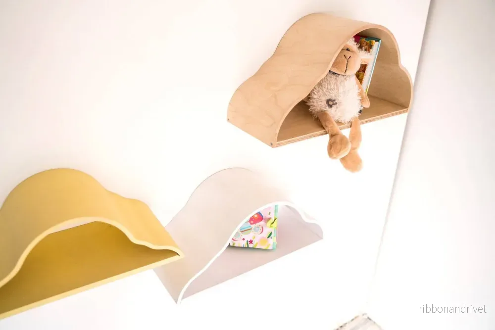 ”Flytande” väggmonterade hyllor för barn – Set med 3 molnformade hyllor ”Flytande” väggmonterade hyllor för barn – Set med 3 molnformade hyllor