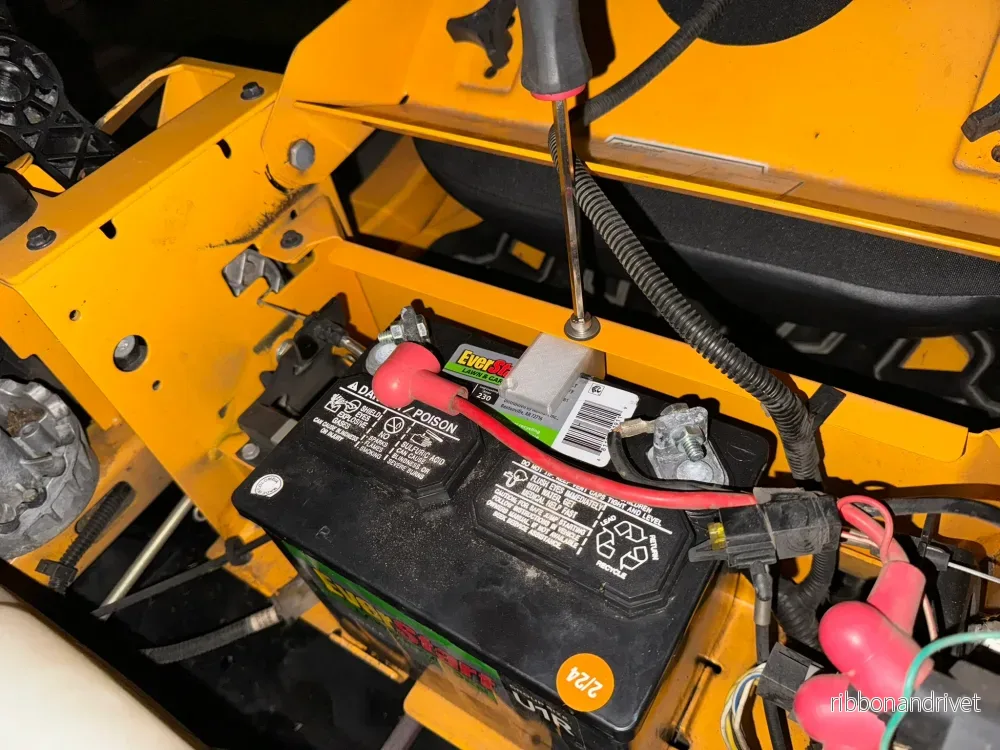 Säker batterihållare med kamlås för Cub Cadet ZT1+ZT2 gräsklippare Säker batterihållare med kamlås för Cub Cadet ZT1+ZT2 gräsklippare