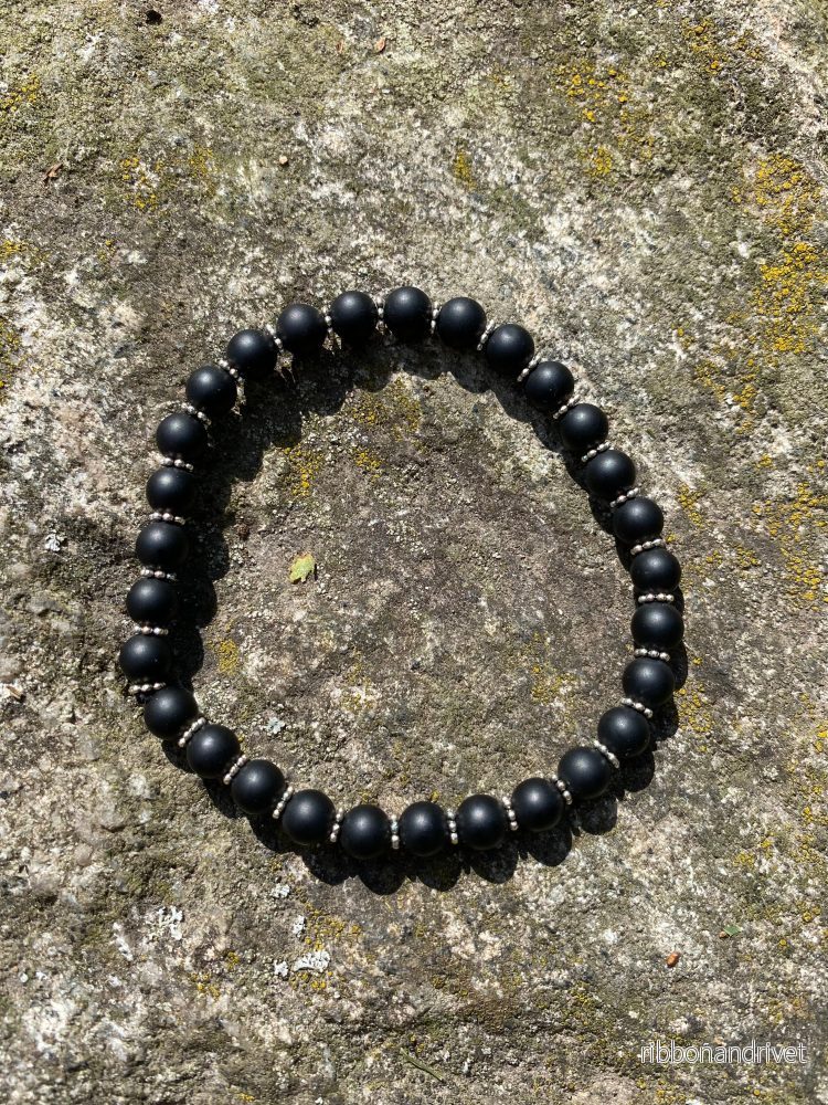 Mattsvart Agat med silverdetaljer Armband