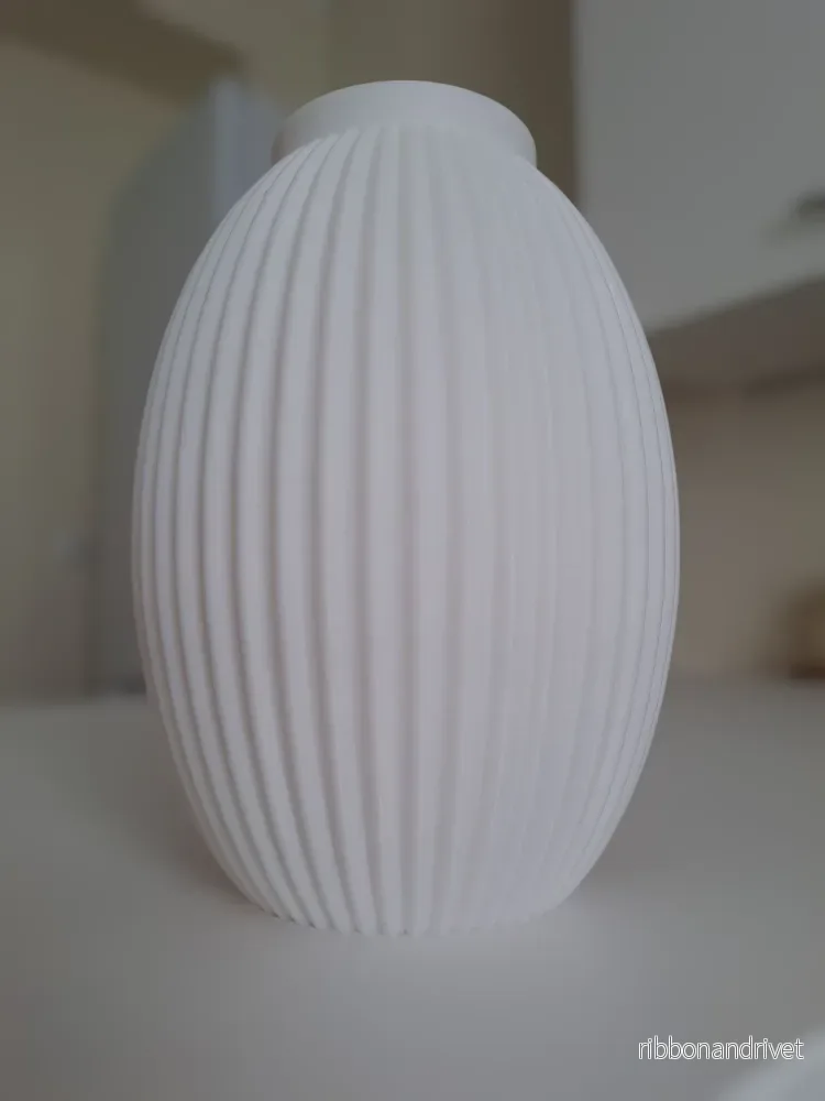 Modern vit vas med ribbade detaljer - Bild 3