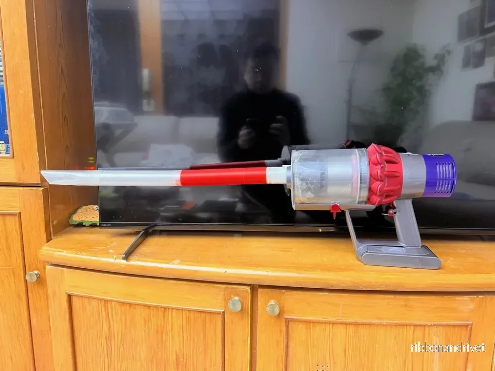 Dyson V10 dammsugare förlängningsmunstycke – Optimal rengöring i svåra områden Dyson V10 dammsugare förlängningsmunstycke – Optimal rengöring i svåra områden