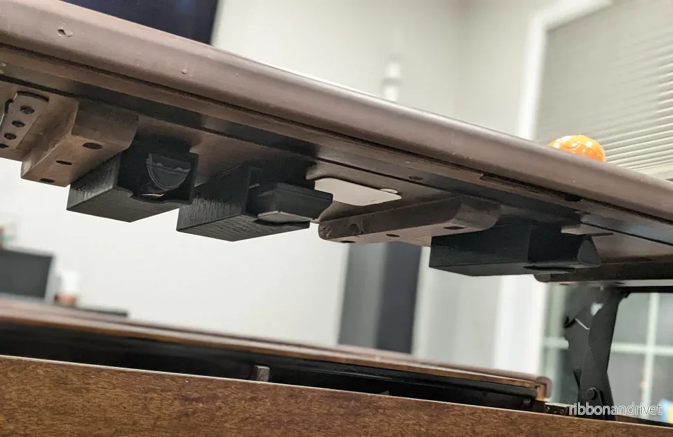 Diskret fjärrkontrollhållare för montering under bordet Diskret fjärrkontrollhållare för montering under bordet