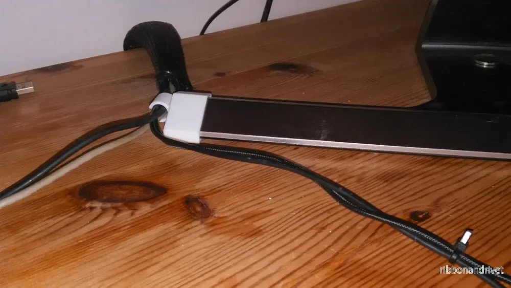 Kabelguide till Samsung Monitor Stand U28D590 Kabelguide till Samsung Monitor Stand U28D590