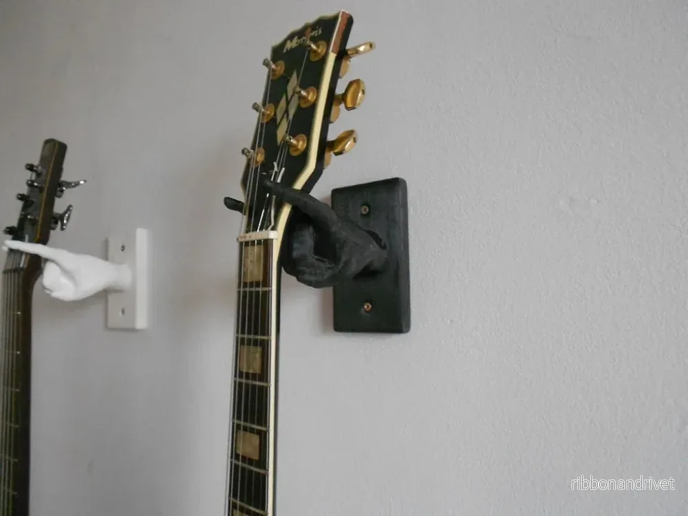 Handformad gitarrhängare med "Rock On!"-gest - Bild 2