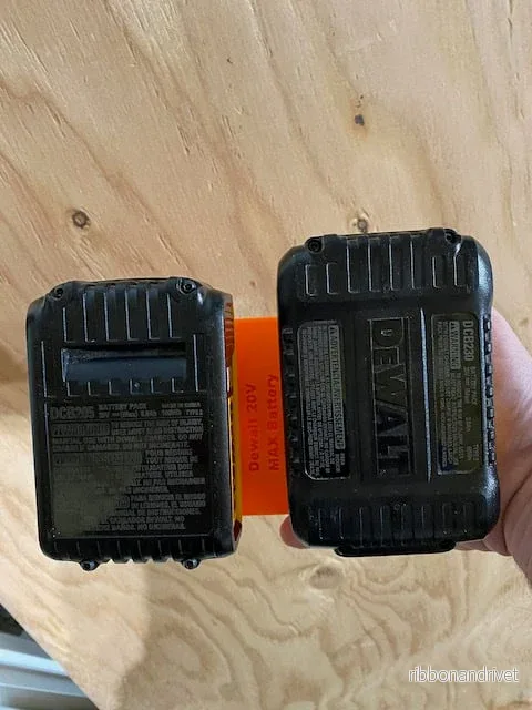 Dewalt 20V batterihållare för dubbel väggmontering - Bild 2