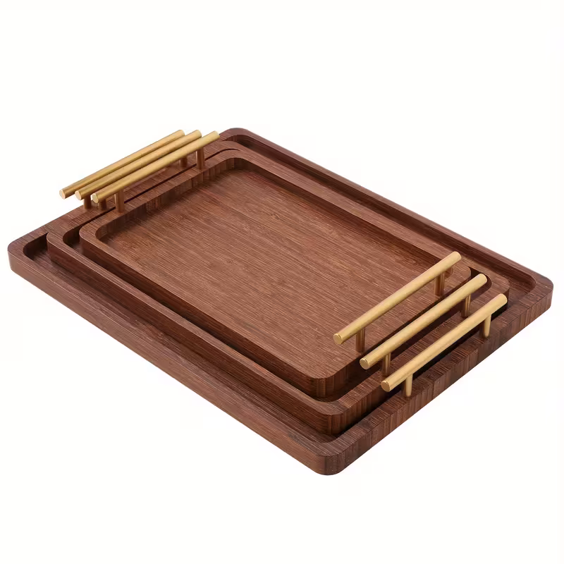 Serveringsbricka i bambu med valnötsfinish och guldhandtag