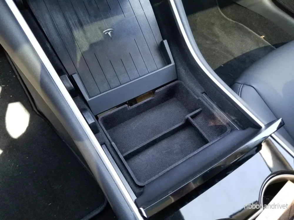 Mittkonsolinsats till Tesla Model 3