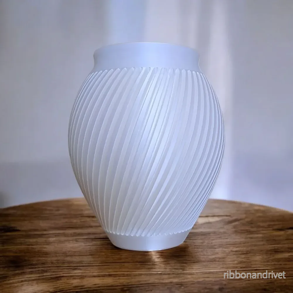 Modern vit vas med räfflad design - Bild 2