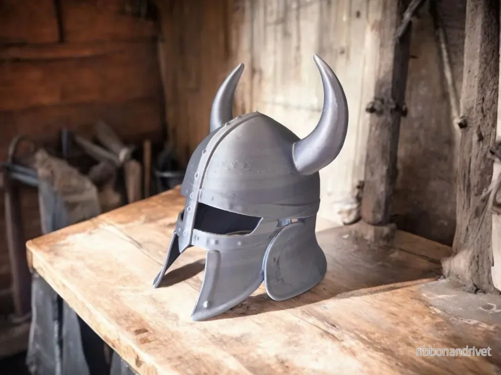 Dekorativ gammal sliten vikingahjälm för utställning Dekorativ gammal sliten vikingahjälm för utställning