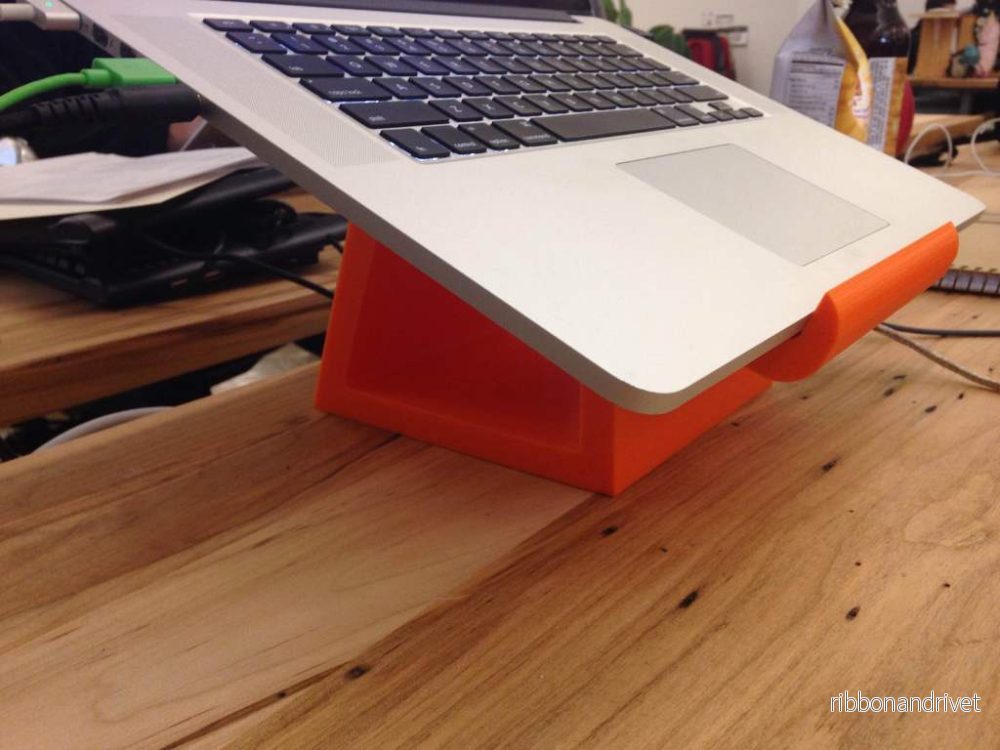 Platsbesparande och ergonomiskt stativ för MacBook Pro