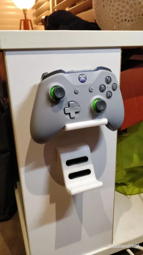 Minimalistiskt väggfäste för Xbox One S och Xbox 360-kontroller - Bild 2