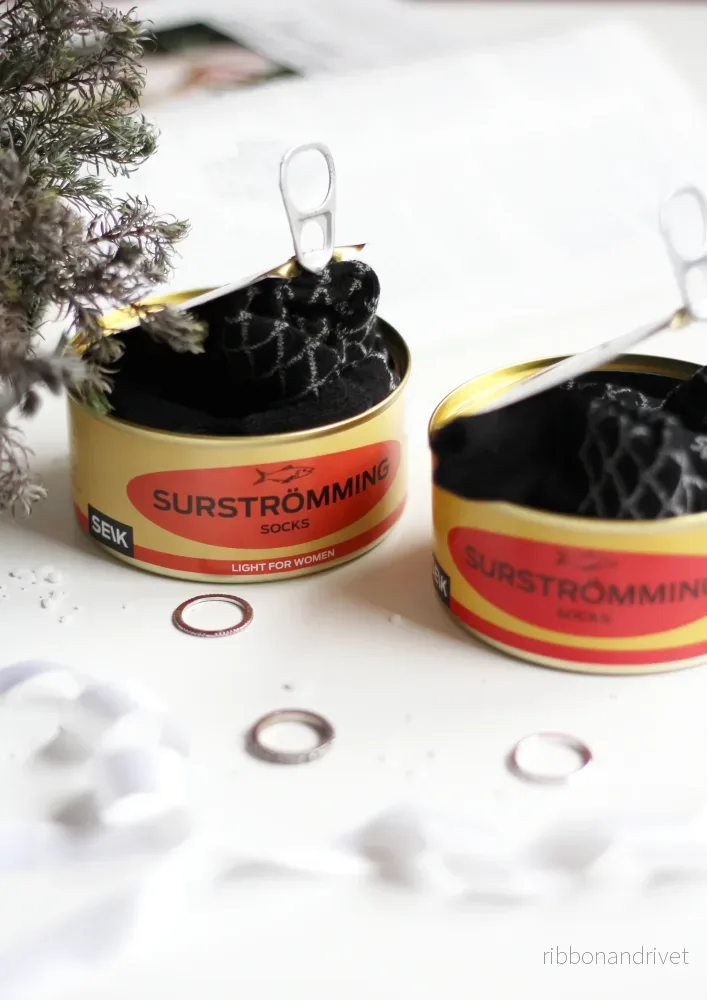 ”Surströmmingsstrumpor” & ”Tallinn Tin Can” Presentset för Män (40–46) | Fri Frakt 🎁🧦 ”Surströmmingsstrumpor” & ”Tallinn Tin Can” Presentset för Män (40–46) | Fri Frakt 🎁🧦