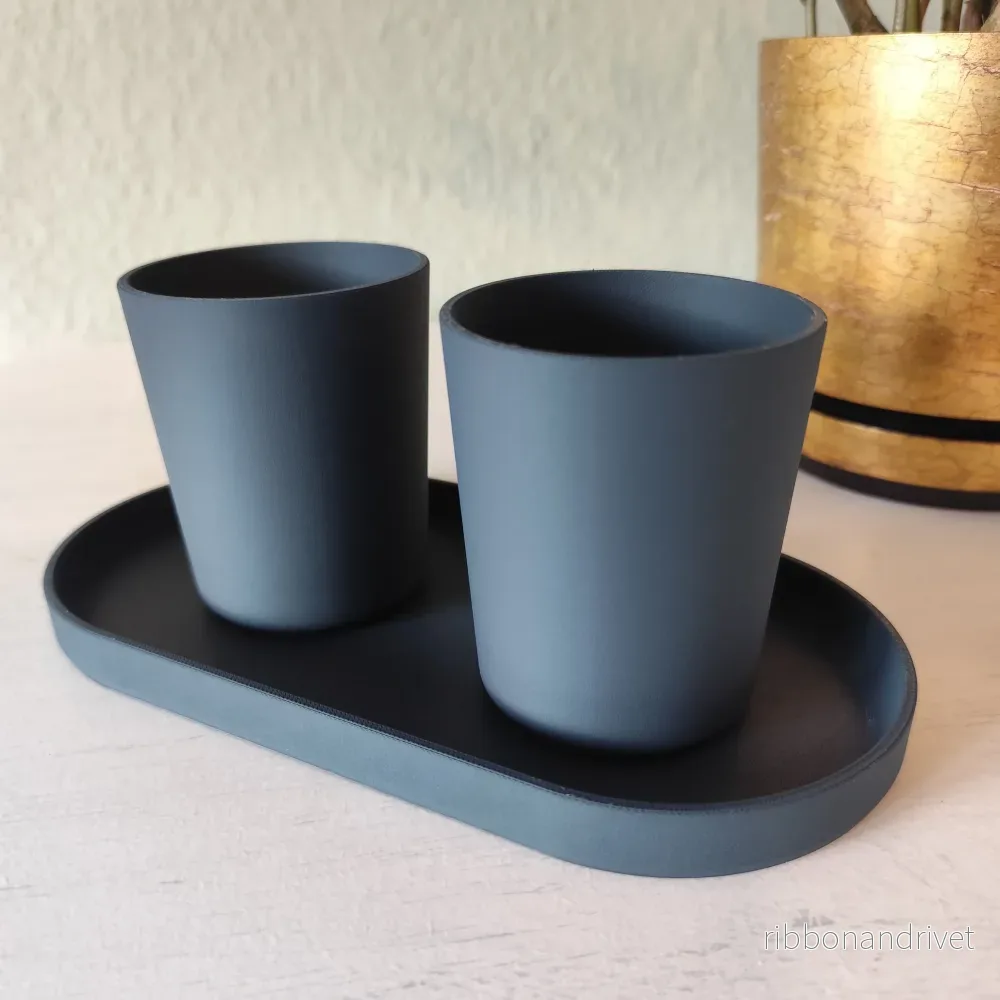 Minimalistiskt tandborsthållarset med koppar och bricka